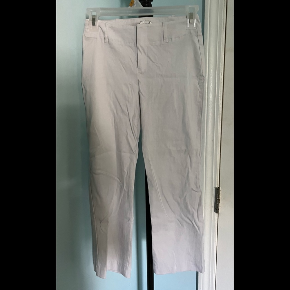 White stretchy capri pants
